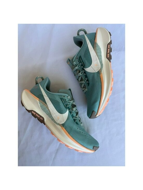 Athletic_Shoes